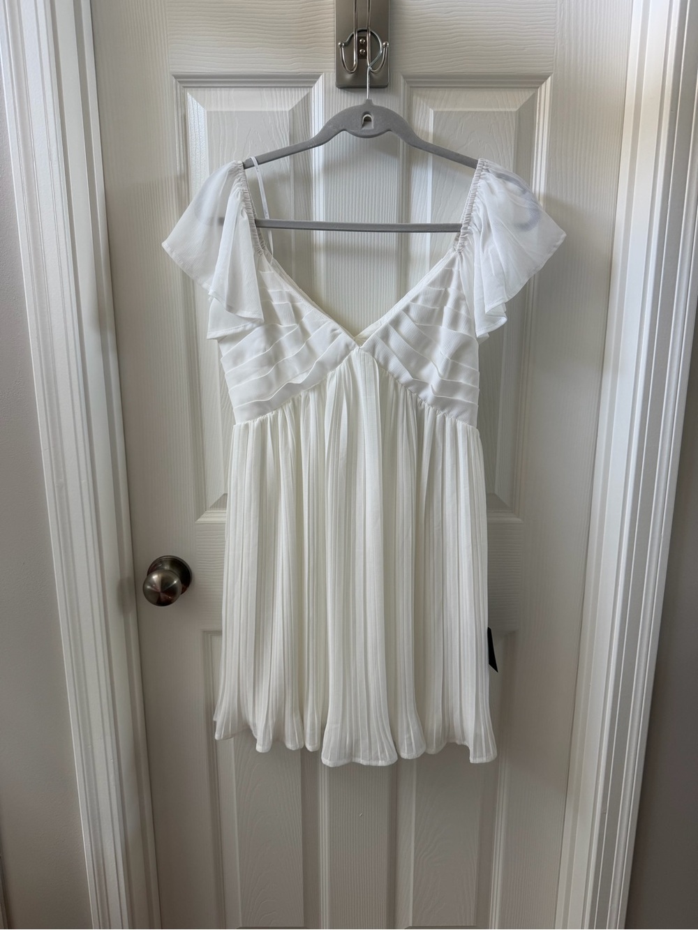 Lulu's White Pleated V‑Neck Babydoll Chemise